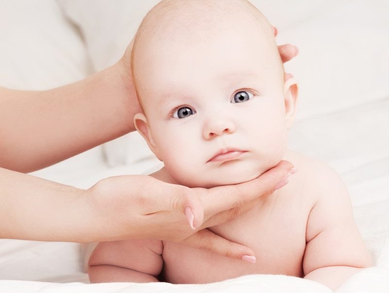 torcicolo congênito o bebê torcicolo congênito
