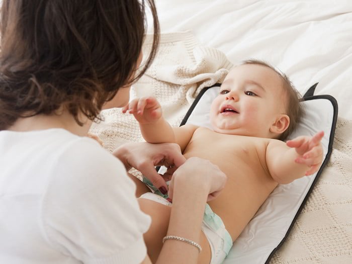 quantas fraldas por dia como colocar fralda descartavel em bebe