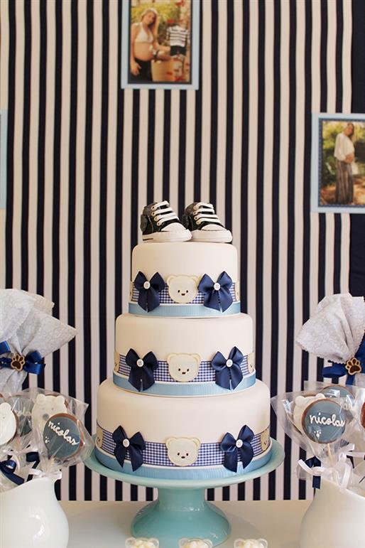 bolo de cha de bebe azul e branco