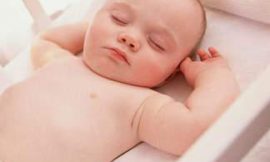 Posições certas para o sono do bebê
