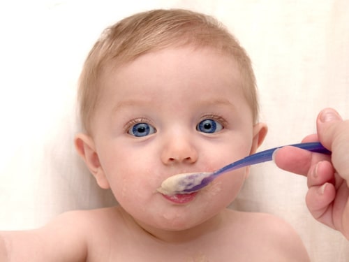 Read more about the article O que o bebê menor de 1 ano não deve comer