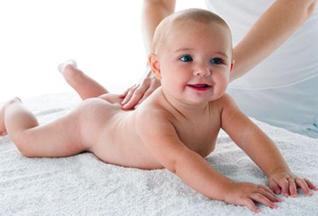 Read more about the article Como fazer a massagem shantala no bebê