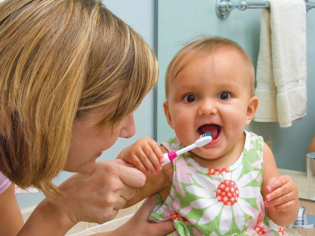 Read more about the article Como cuidar dos dentinhos do bebê