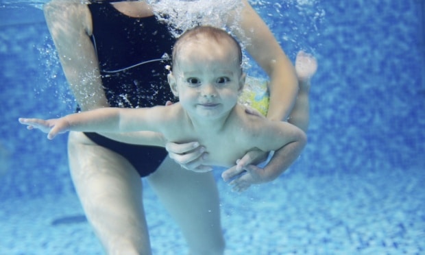 Read more about the article Bebê na natação: Quando colocar? Qual idade?