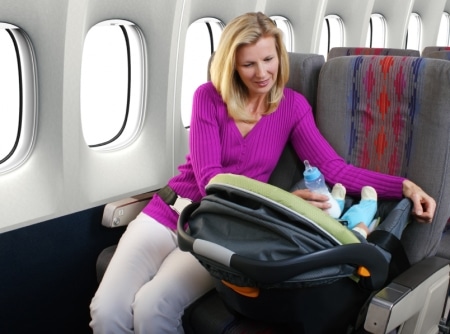 Read more about the article Cuidados para viajar de avião com o bebê