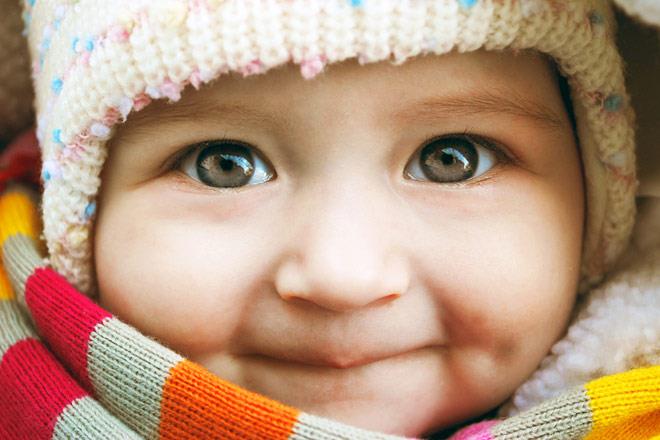 bebe com cachecol e gorro