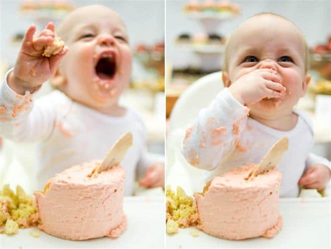 bebe comendo bolo