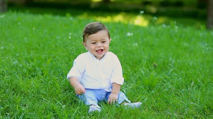 bebe estiloso no parque