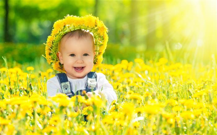 bebe entra flores amarelas