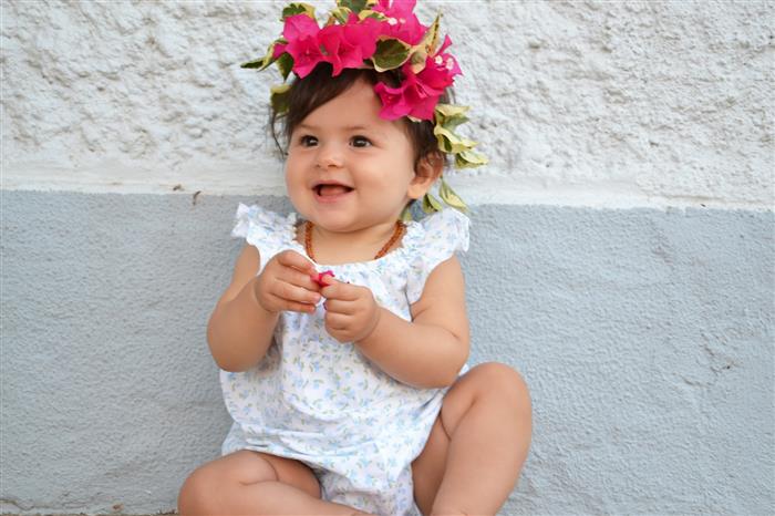 bebe com flores na cabeça