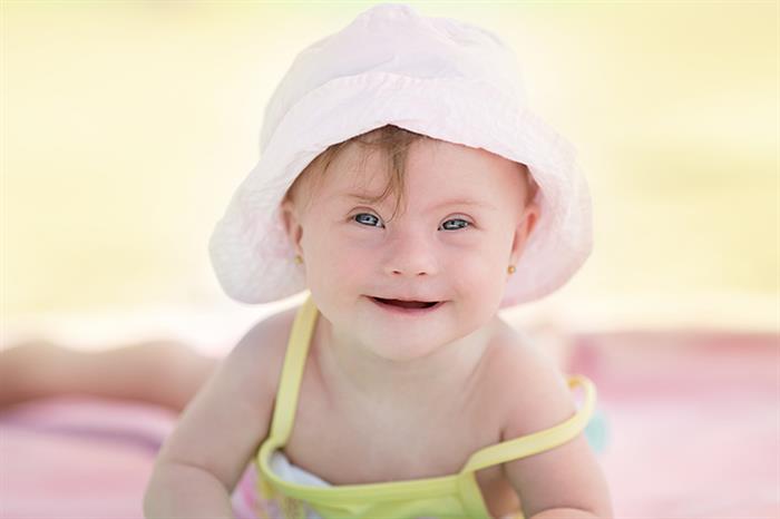 bebe de chapeu na praia