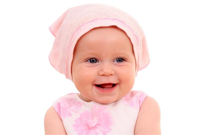 bebe com roupa rosa e branco