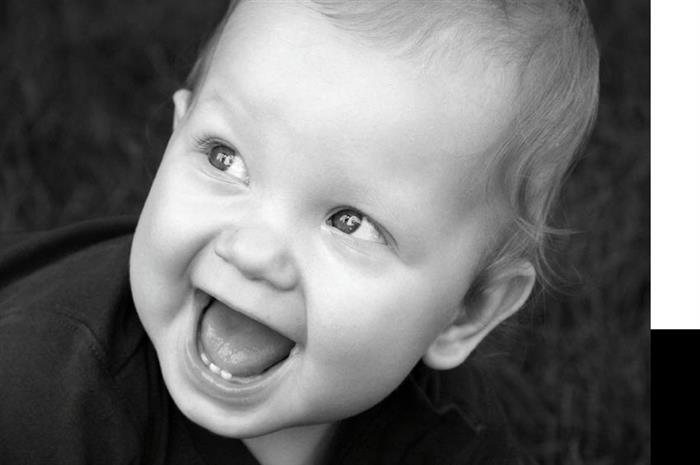 bebe sorrindo na foto preto e branco