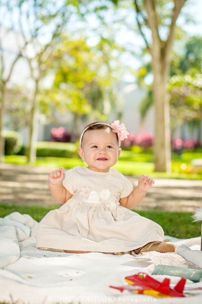 bebe de vestido no parque