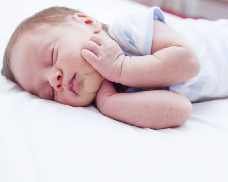 Read more about the article Dicas para fazer bebê dormir a noite inteira