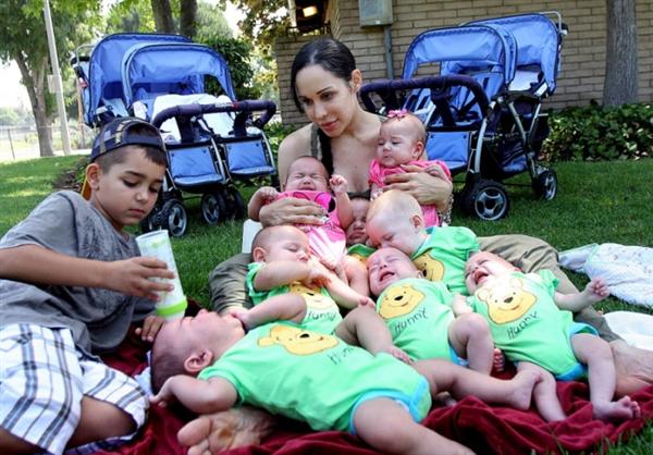 Nadya Suleman, americana, atualmente é a mulher que deu à luz ao maior número de bebês, 8 gêmeos. (foto: Divulgação)