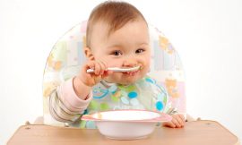 Dicas para ensinar o bebê a se alimentar sozinho