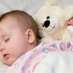 Quantas horas por dia o bebe precisa dormir?