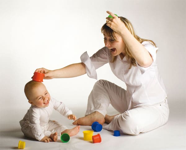 limpando o brinquedo do bebe