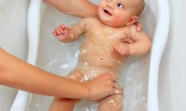 O que fazer se entrar água o ouvido do bebê?