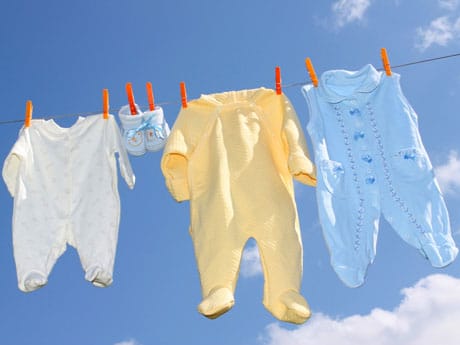 Read more about the article Como e quando começar a lavar as roupinhas do bebê?
