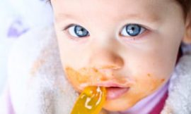 Quando o bebê começa a comer com talheres?