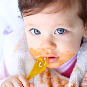 Read more about the article Quando o bebê começa a comer com talheres?
