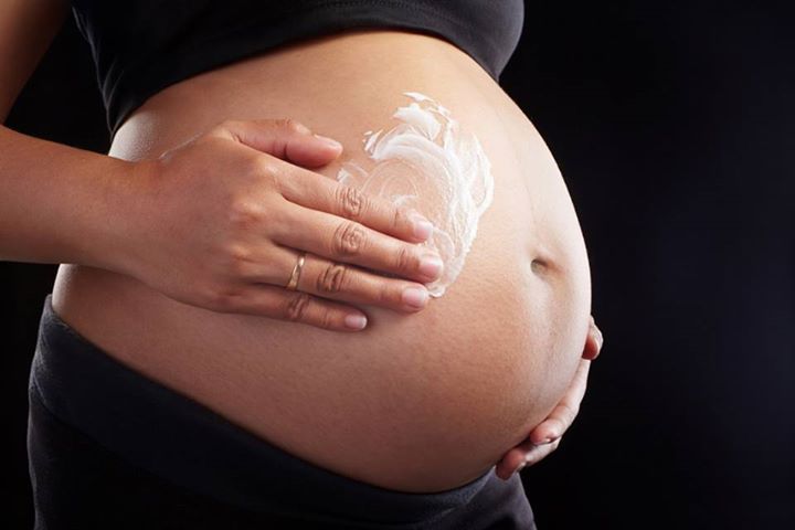 Read more about the article Coceira na barriga durante a gestação, o que fazer?