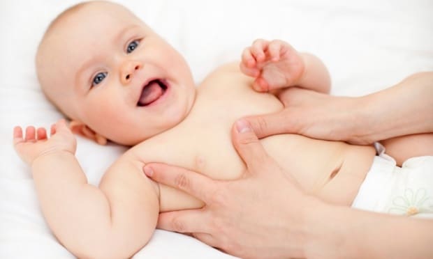 Read more about the article Massagem para aliviar a cólica do bebê