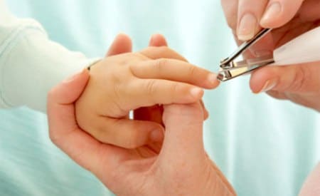 Read more about the article Como cuidar das unhas do bebê
