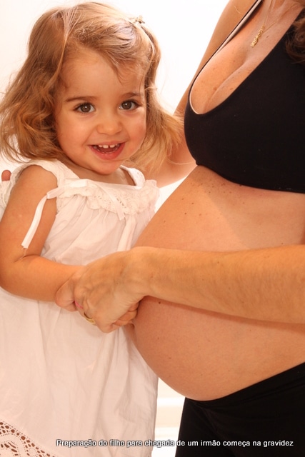 Read more about the article A gestante pode ficar pegando outro bebê no colo?