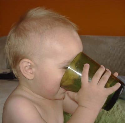 Read more about the article Veja como ensinar o bebê a usar o copo