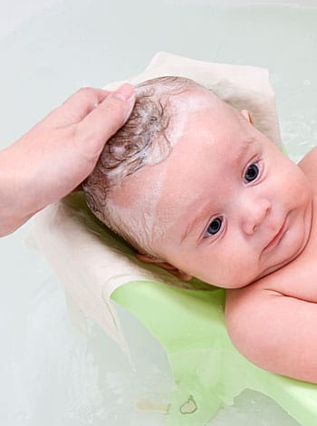 Read more about the article Usar ou não óleo na cabeça do bebê?