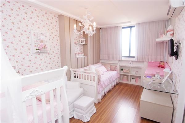 Cores claras para o quarto do bebê. (Foto: Divulgação).