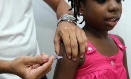 Como amenizar sintomas da vacina em bebês