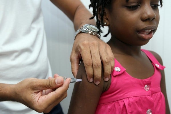 Read more about the article Como amenizar sintomas da vacina em bebês
