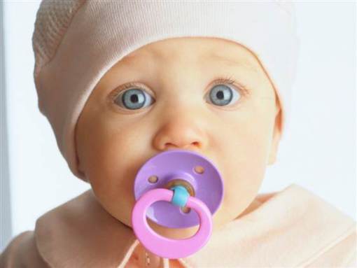 Read more about the article Chupeta ou dedo, o que é melhor para o bebê?