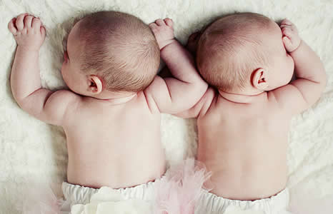 Read more about the article Como cuidar do sono de bebês gêmeos