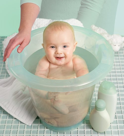 Read more about the article Benefícios do banho de balde para os bebês