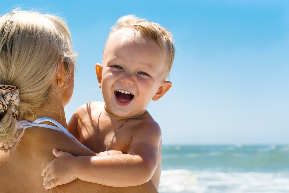Read more about the article Com que idade o bebê pode ir à praia?