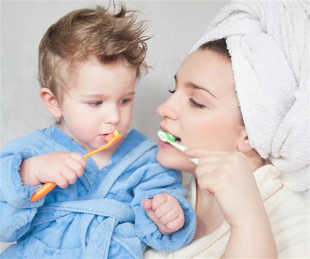 mae escovando dentes bebe