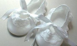 Sapatinho de bebê branco com molde