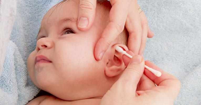 Read more about the article Como limpar o ouvido do bebê