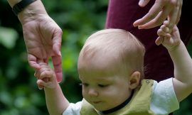 Como estimular o bebê a andar