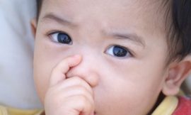 Chupar dedo atrapalha a fala e a dentição do bebê?