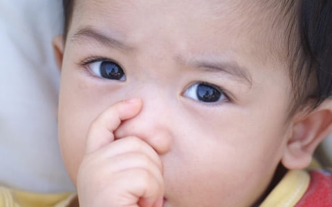 Read more about the article Chupar dedo atrapalha a fala e a dentição do bebê?
