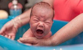 Como parar o choro do bebê na hora do banho