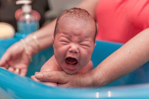 Read more about the article Como parar o choro do bebê na hora do banho