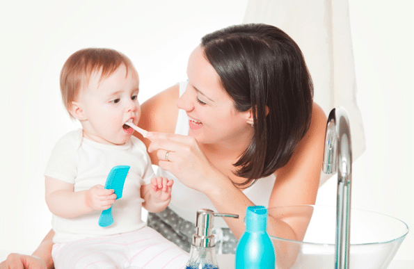 escoando os dentes do bebe