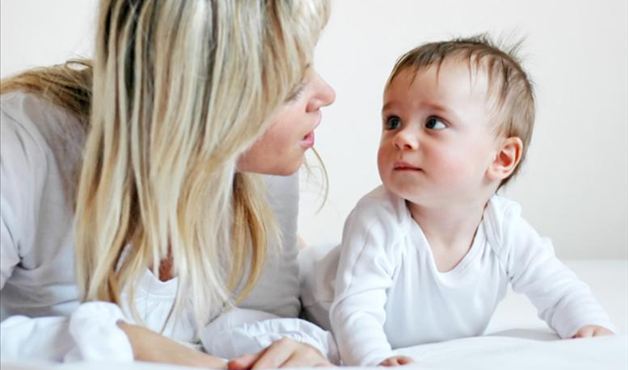 Read more about the article O que fazer quando o bebê não presta atenção aos sons